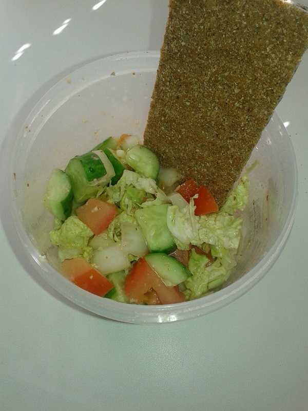 Овощной салат с хлебцом.