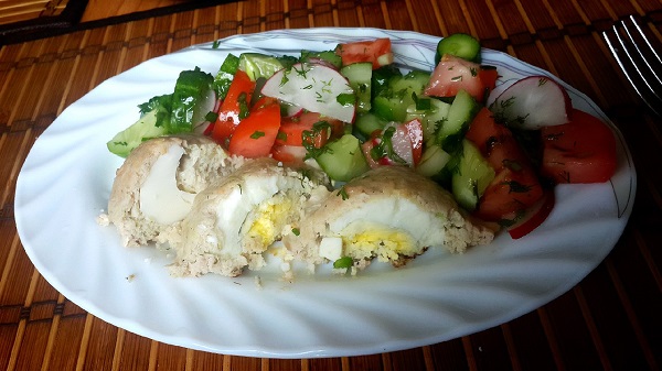 Зразы из куриного фарша с кабачком и яйцом, овощной салат.