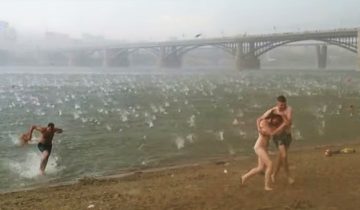 пляж превратился в ад