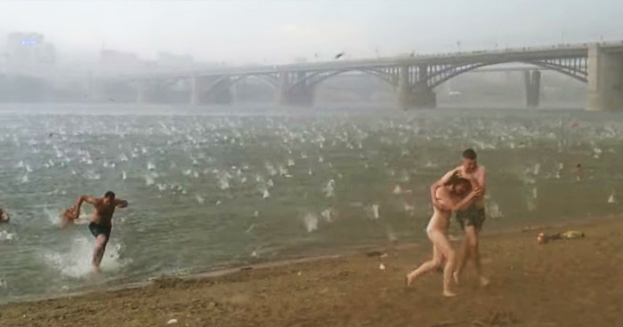 пляж превратился в ад