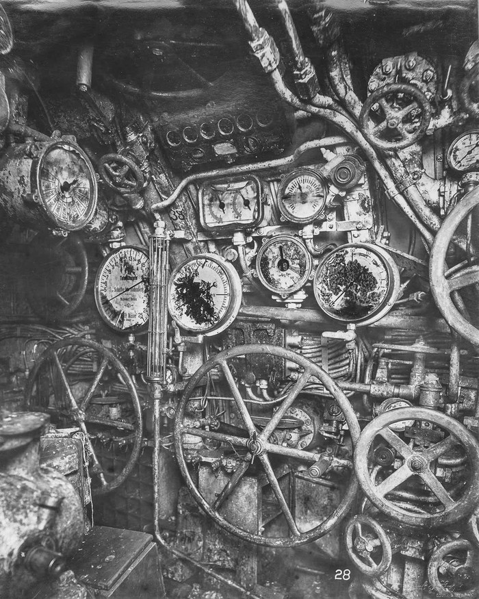 Центральный пост. На снимке видны глубиномер, корабельный телеграф, вентили для погружения и всплытия, а также горизонтальный руль подводной лодки.