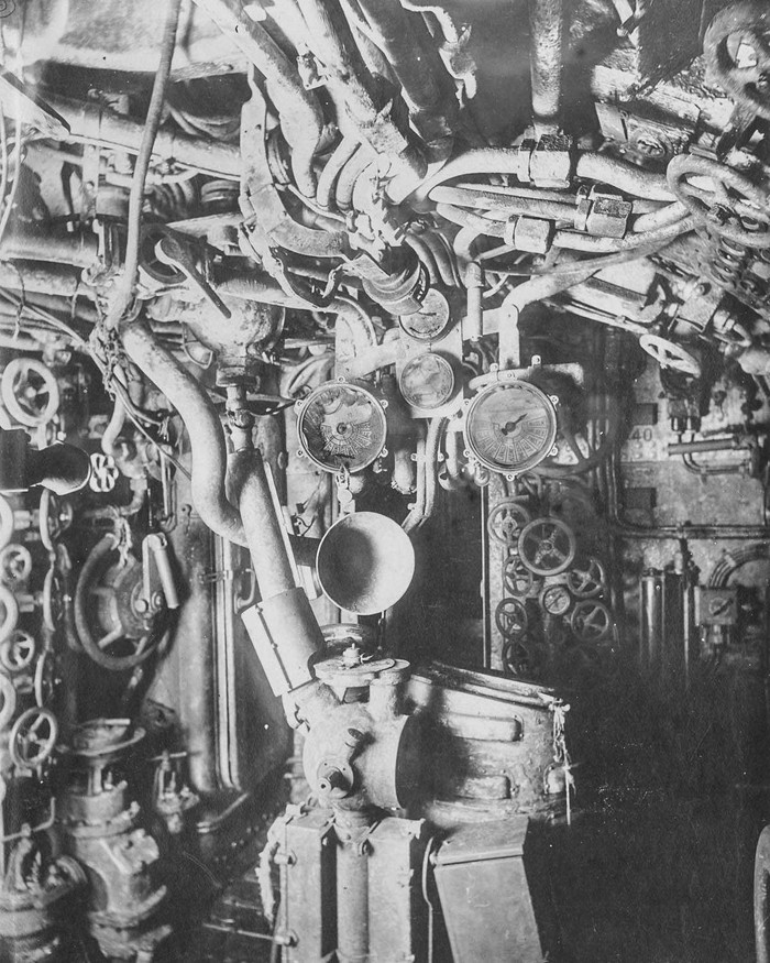 Центральный пост. На снимке видны гирокомпас, вал рулевого управления, двигатель телеграфа и голосовые трубы.