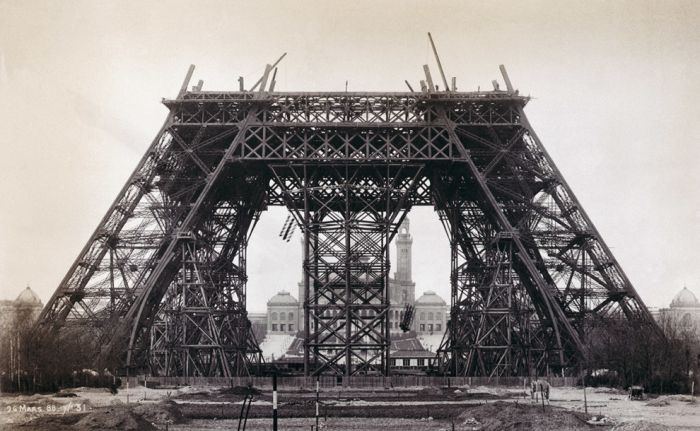 Строительство Эйфелевой башни в 1888 году.