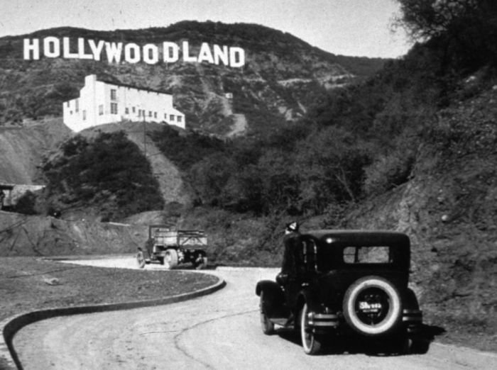Знак Hollywoodland в Лос-Анджелесе в 1925 году.