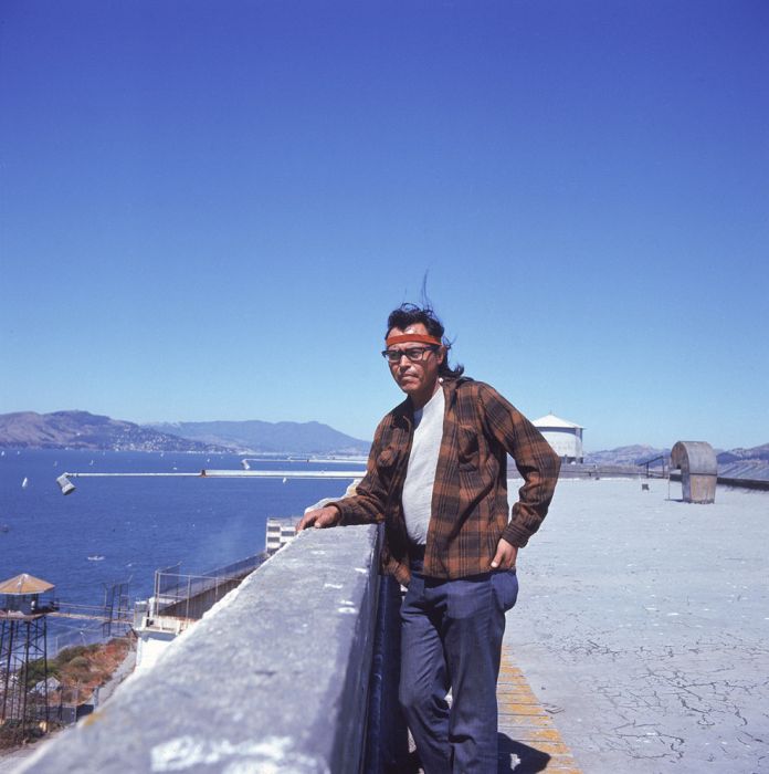 Американский индеец на крыше тюрьмы Алькатрас в 1971 году, когда тюрьма была захвачена индейцами.