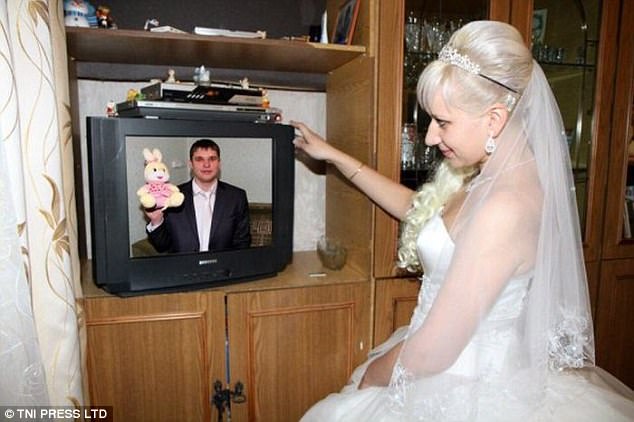  Невеста, телевизор, жених и плюшевый зайчик.