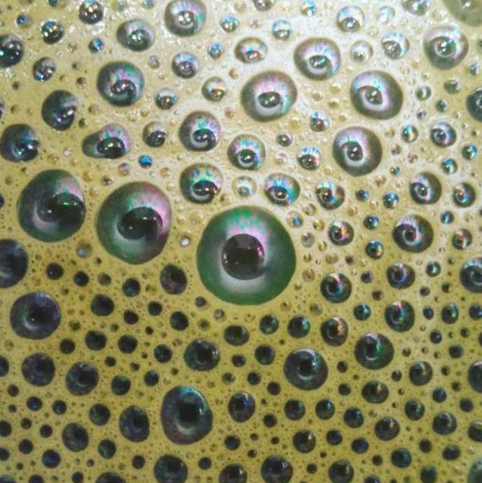 Пузырьки воды, похожие на глаза