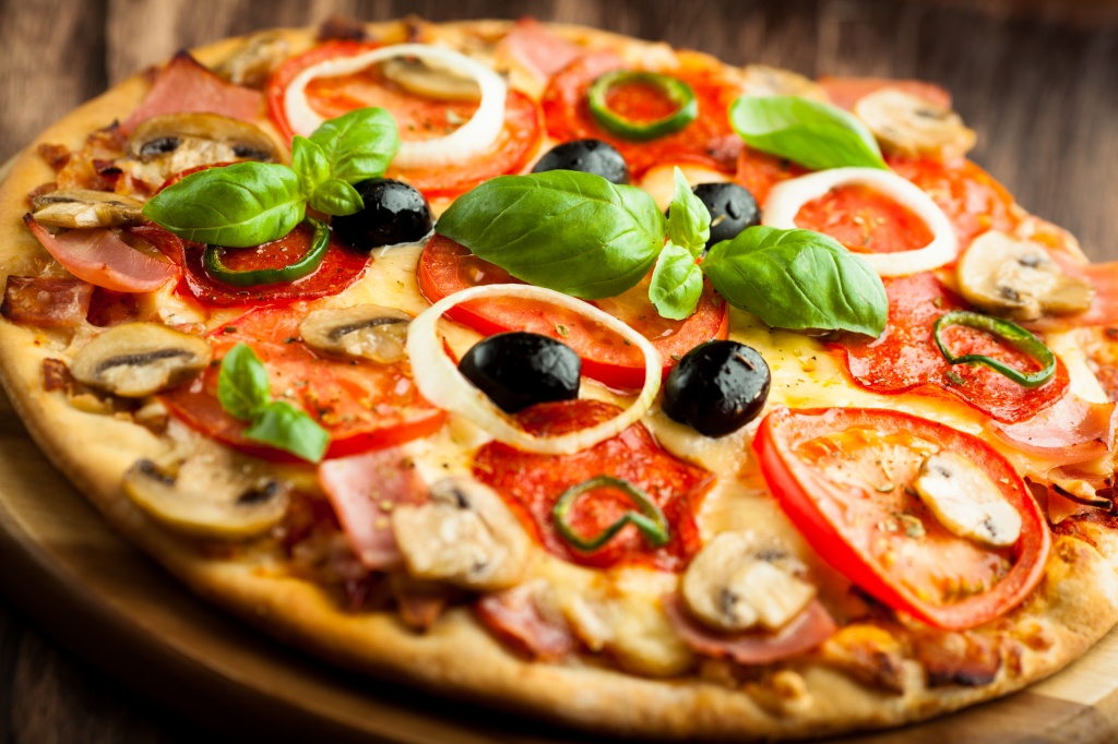 5. Настоящую итальянскую пиццу выпекают в печи на дровах. Первая пиццерия в мире называлась Antica Pizzeria Port’Alba. Она была открыта в Неаполе в 1830 году.