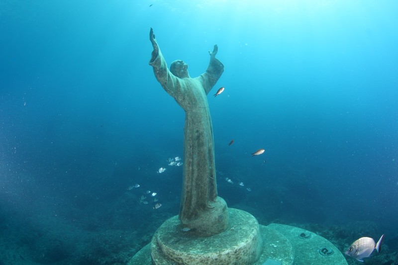17. Оригинальная статуя «Христос из бездны» находится у побережья Итальянской Ривьеры.