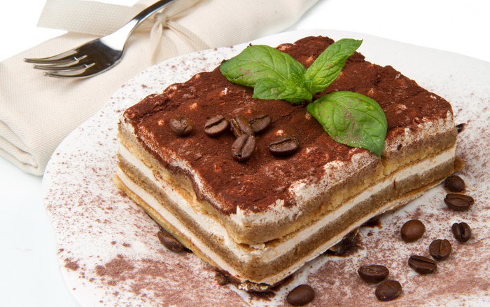 20. Самый знаменитый итальянский сладкий десерт тирамису был создан в XVII веке. Слова tira mi su означают в переносном смысле «делает меня счастливым». Причина — тонизирующие ингредиенты кофе и какао.