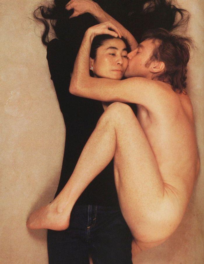 3. Обнаженный Джон Леннон целует одетую лежащую рядом с ним Йоко Оно. Эта фотография была сделана 8 декабря 1980 года всего за несколько часов до убийства Леннона.