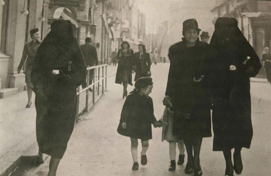 1. Мусульманка прикрывает желтую звезду своей еврейской соседки вуалью, чтобы ее никто не увидел. Сараево, бывшая Югославия. 1941 год.