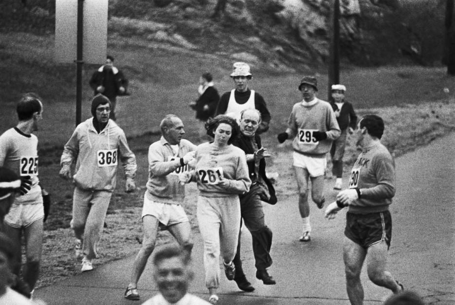 2. Кэтрин Свитцер стала первой женщиной, пробежавшей Бостонский марафон, несмотря на попытки организатора остановить ее. 1967 год.