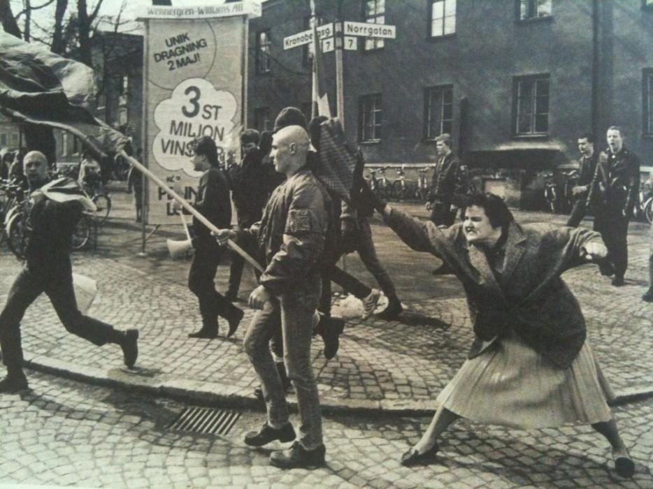 5. Шведка бьет неонациста сумкой. Предположительно, эта женщина пережила концлагерь. 1985 год.
