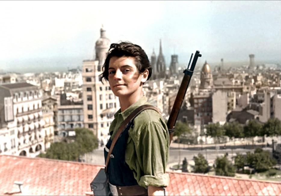 6. Марина Хинеста — 17-летняя коммунистка — на фоне Барселоны во время испанской гражданской войны. 1936 год.