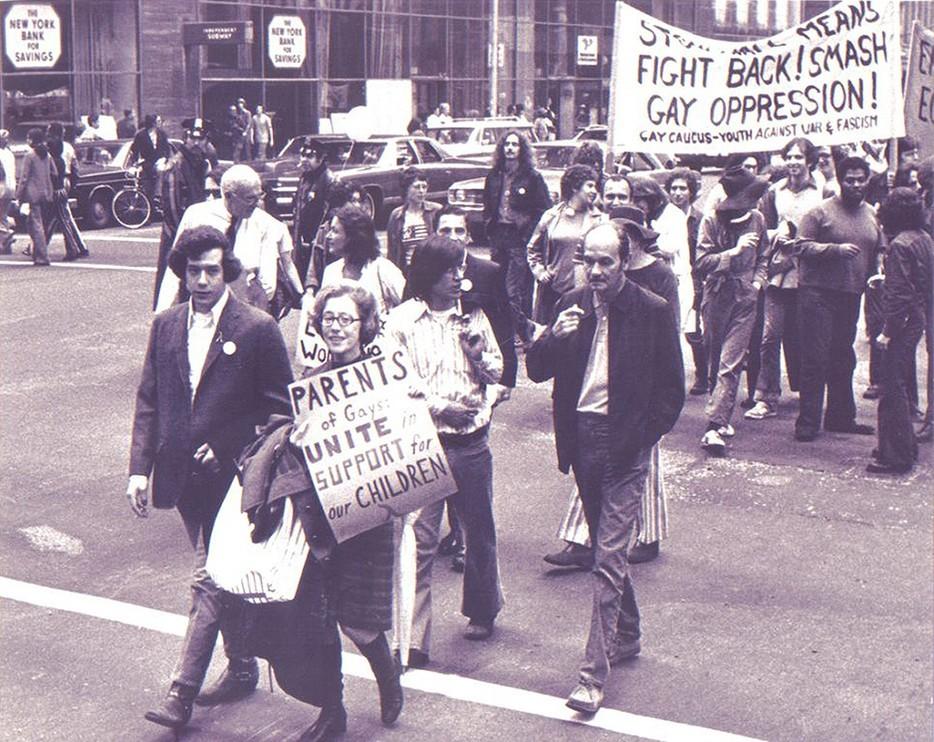 8. Джианн Мэнфорд идет рядом со своим сыном-геем во время гей-парада. 1972 год. Позже Джианн создала группу «Родители, семьи и друзья лесбиянок и геев».