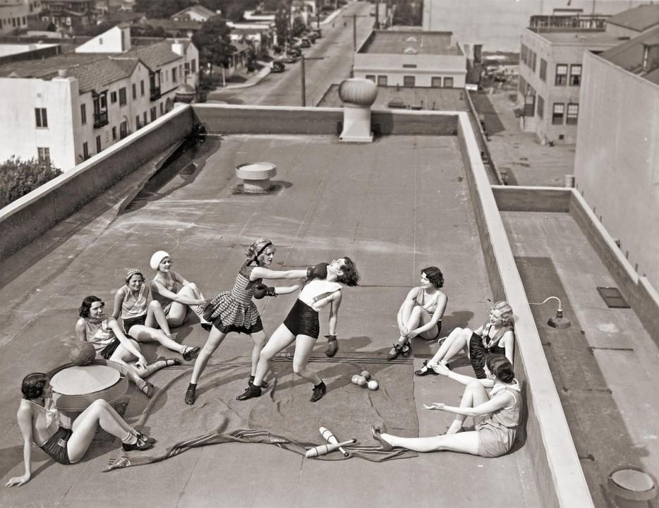 10. Женщины занимаются боксом на крыше в Лос-Анджелесе. 1933 год.