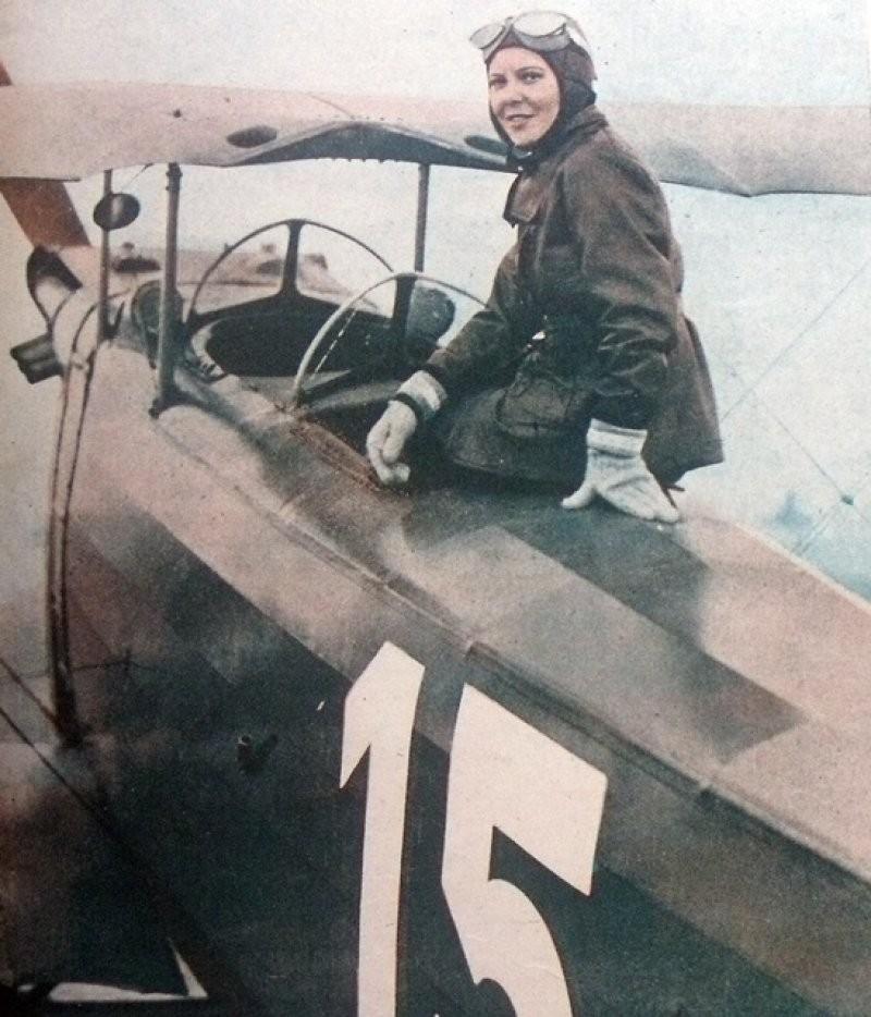 11. Сабиха Гёкчен из Турции на своем самолете в 1937 году. Она стала первой женщиной — пилотом истребителя.