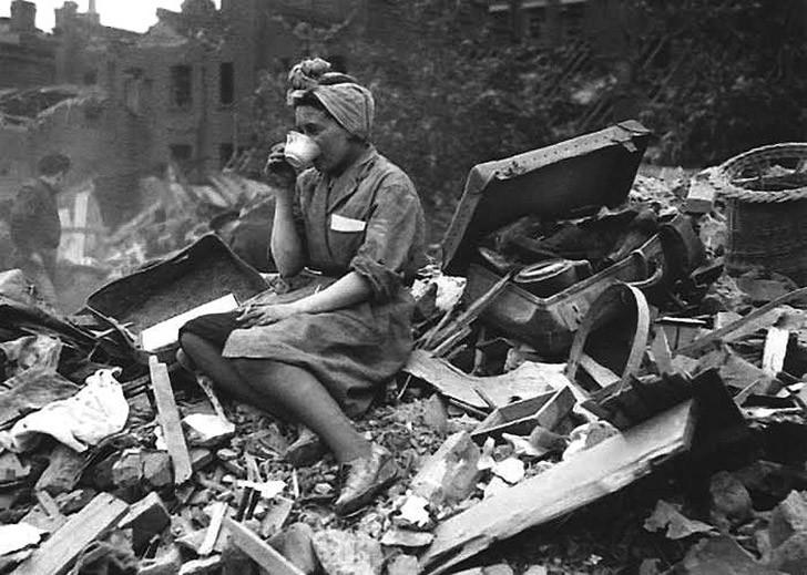 12. Женщина пьет чай на руинах своего дома после бомбардировки Лондона. 1940 год. Так отважные британки воплощали в жизнь легендарный лозунг Второй мировой Keep calm and carry on.