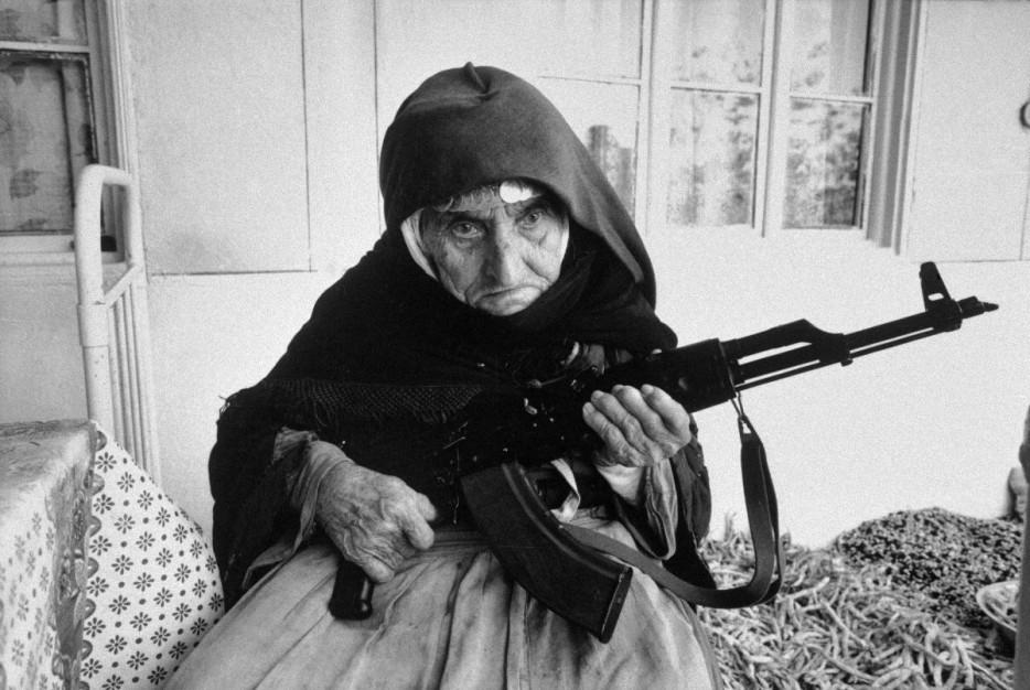 13. 106-летняя армянка охраняет свой дом с автоматом AK-47. 1990 год.