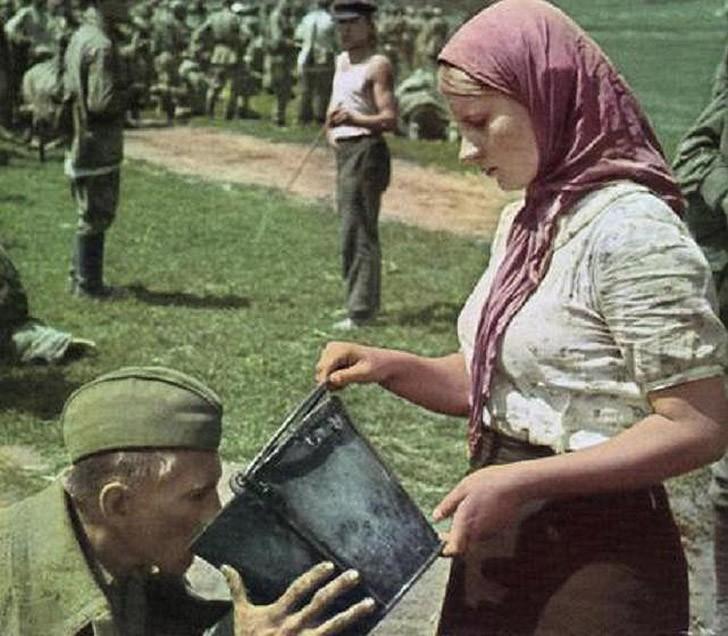 15. Украинская девушка дает попить советскому военнопленному. 1941 год.