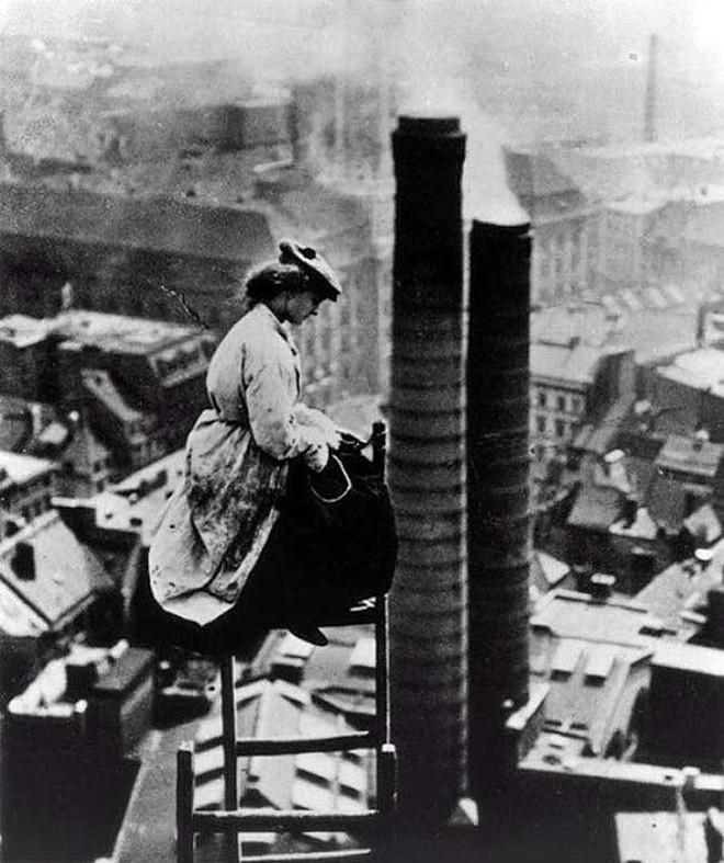 16. Женщина-каменщик над Берлином. 1900 год.