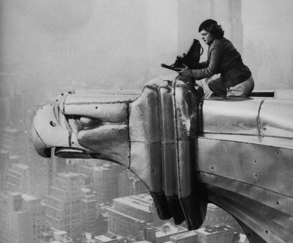 17. Фотограф Маргарет Бурк-Уайт на здании Крайслер-Билдинг. 1934 год.