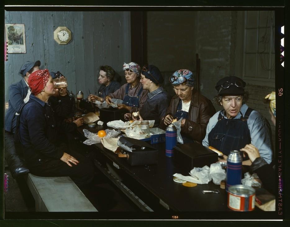 18. Работницы железной дороги за обедом. Многие из них — жены и даже матери мужчин, ушедших на войну. 1943 год.
