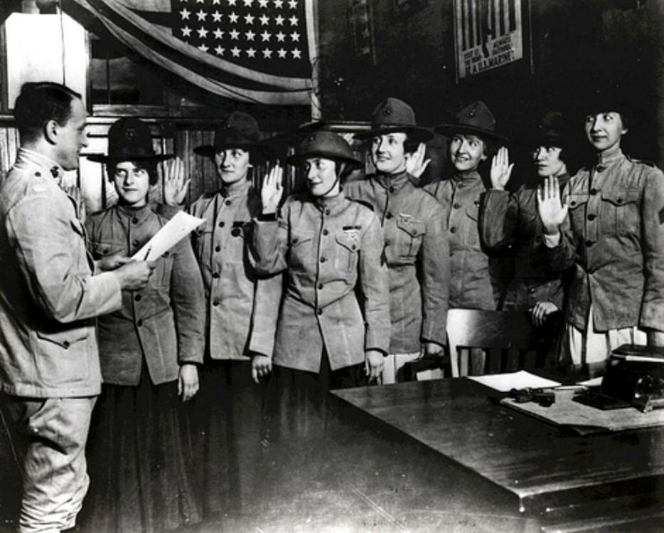 19. Одни из первых женщин, присягнувших в корпус морской пехоты США. Август 1918 года.