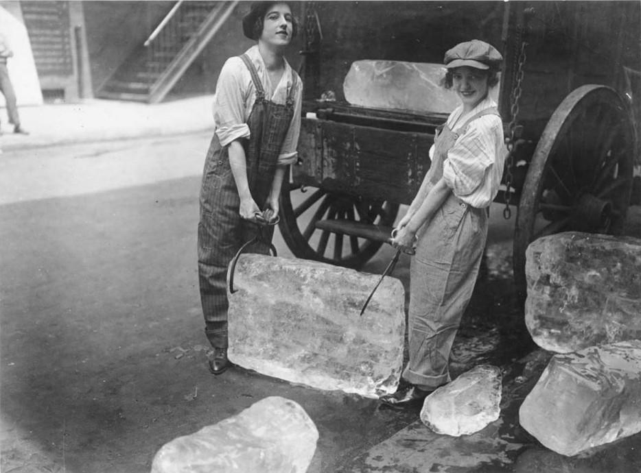 20. Девушки доставляют тяжелые блоки льда после того, как мужскую часть рабочей силы призвали на войну. 1918 год.