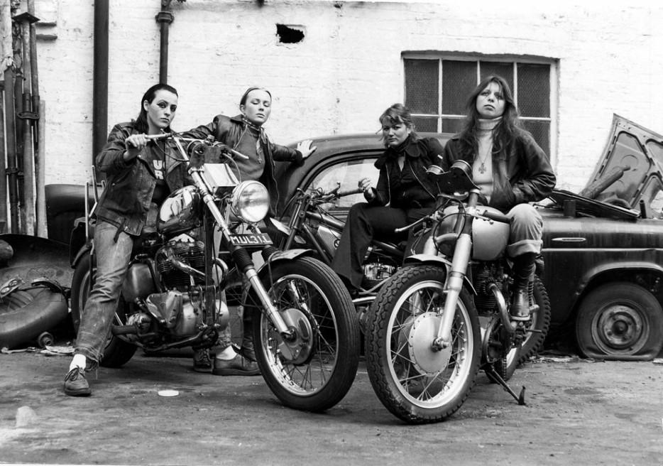 21. Девушки знаменитой байкерской банды «Ангелы ада». 1973 год.