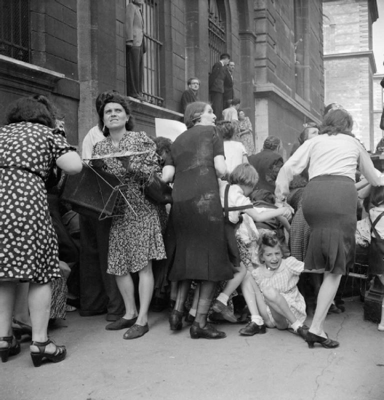 23. Парижские матери закрывают своих детей от немецких снайперов. 1944 год.