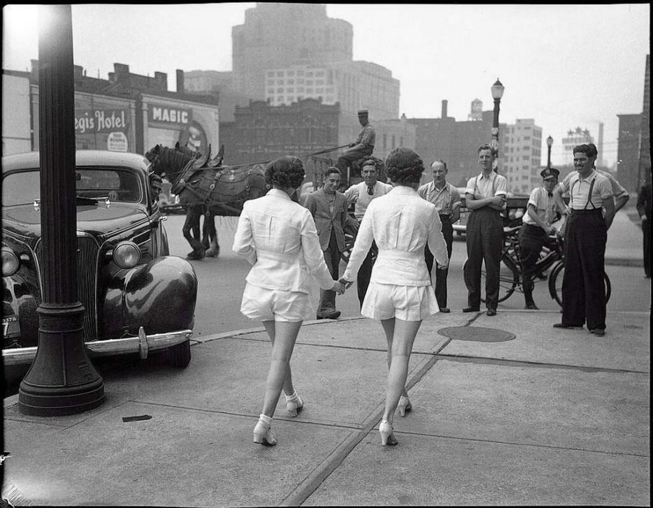 25. Две девушки впервые предстали на публике с обнаженными ногами. Торонто. 1937 год.