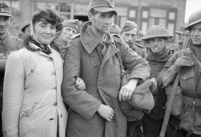27. Голландка отказалась покидать своего мужа — немецкого солдата — после того, как его взяли в плен. Она последовала за ним. 1944 год.