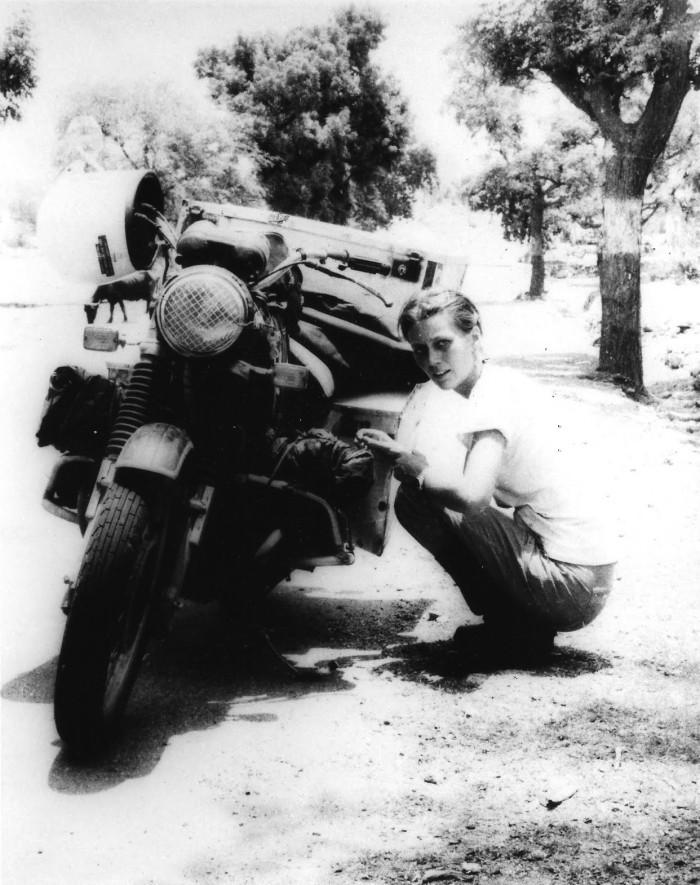 29. Элспет Берд во время своей попытки стать первой англичанкой, объехавшей мир на мотоцикле. 1980-е годы. На путешествие ушло 3 года, во время которых она преодолела более 77 000 км.