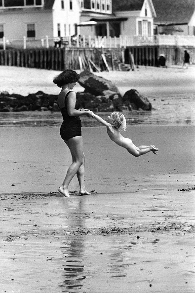 32. Мать играет с дочкой на пляже. 1950-е.