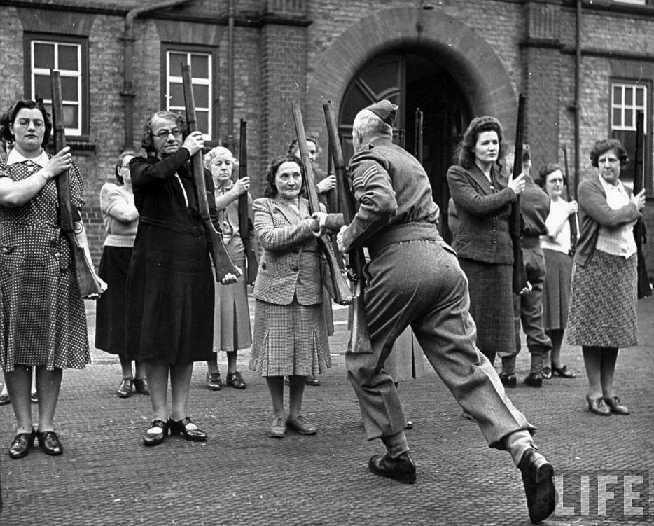 35. Британский сержант тренирует женщин из «армии мамаш» во время Битвы за Британию. 1940 год.