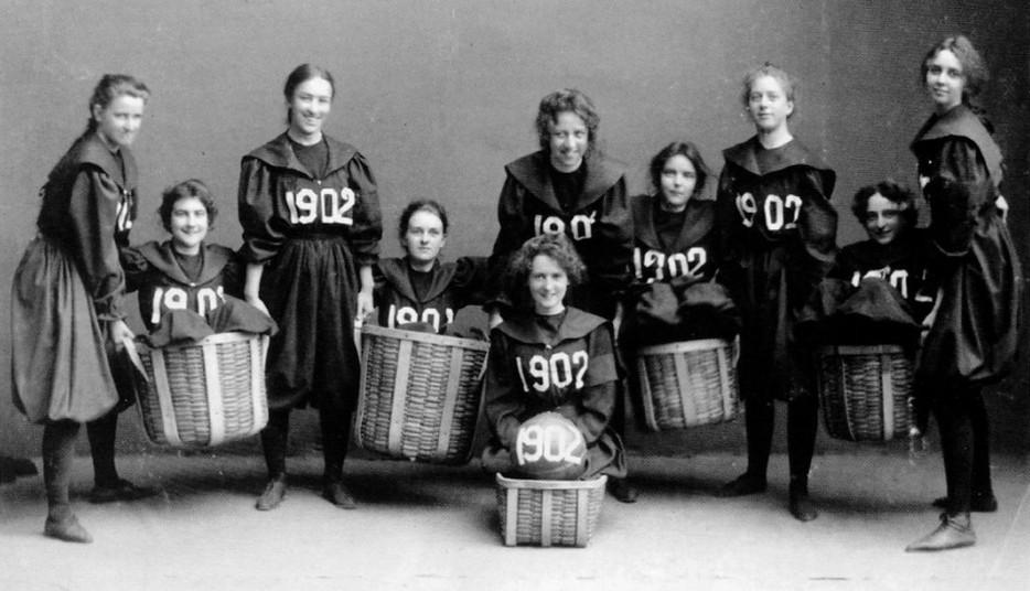 39. Первая женская баскетбольная команда из колледжа Смит. 1902 год.