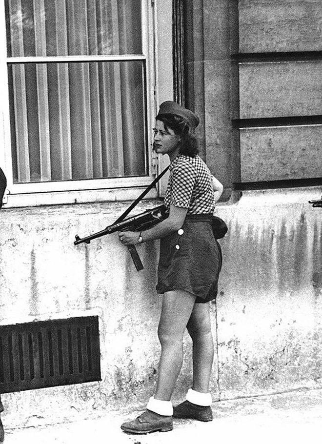 40. 18-летняя участница Французского сопротивления Симона Сегван во время освобождения Парижа. 19 августа 1944 года.