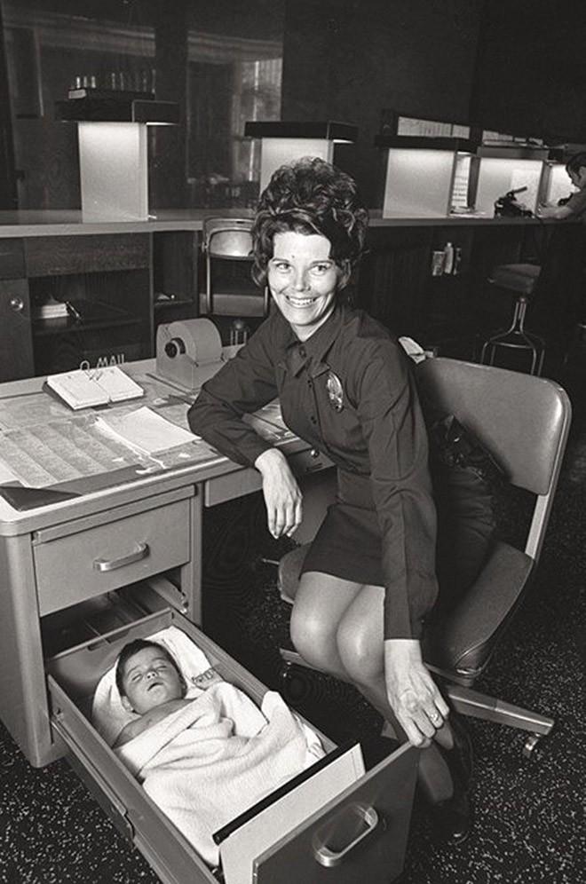41. Офицер полиции Лос-Анджелеса присматривает за брошенным ребенком. 1971 год.