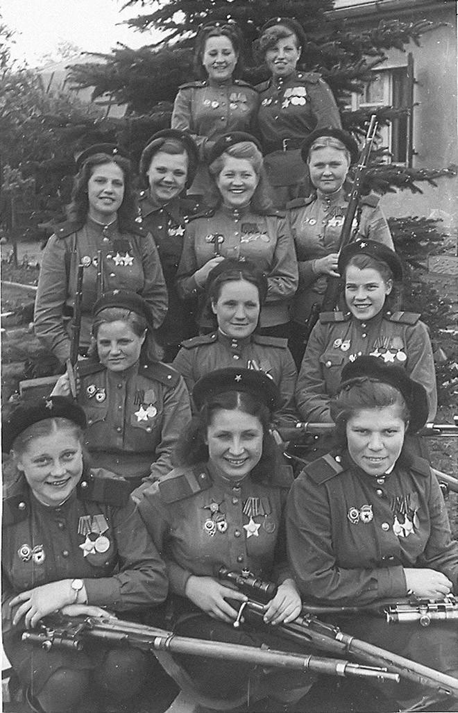 42. Женщины-снайперы Советской армии. 4 мая 1945 года.