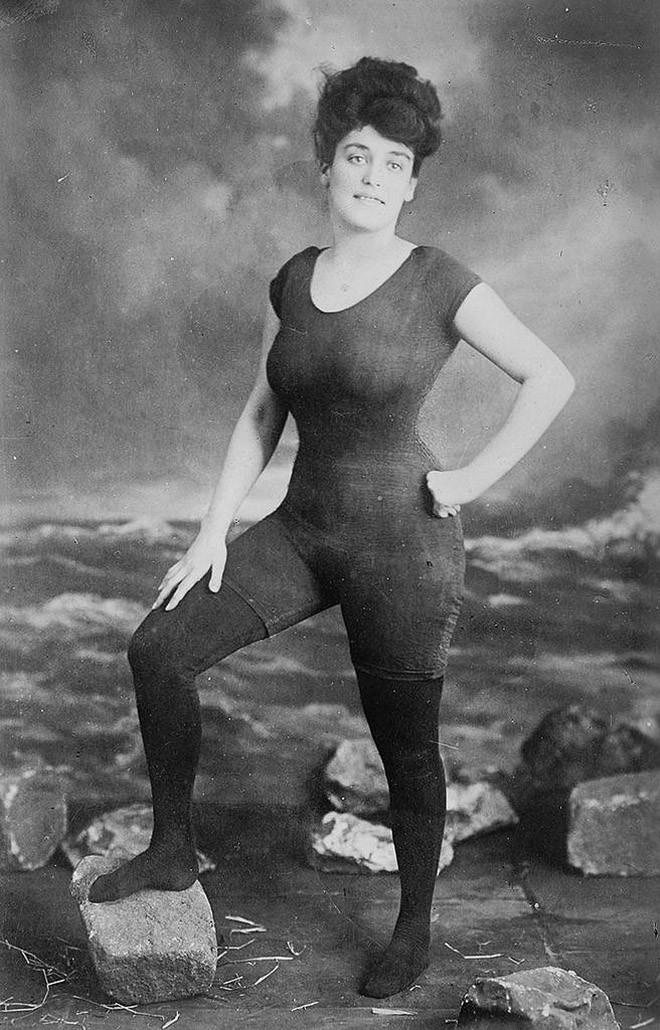 44. Аннет Келлерман позирует в купальнике, за который ее арестовали по обвинению в непристойности. 1907 год.