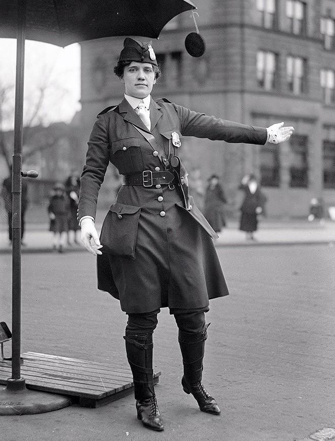 46. Леола Н. Кинг — первая женщина-постовой США — в Вашингтоне, округ Колумбия. 1918 год.