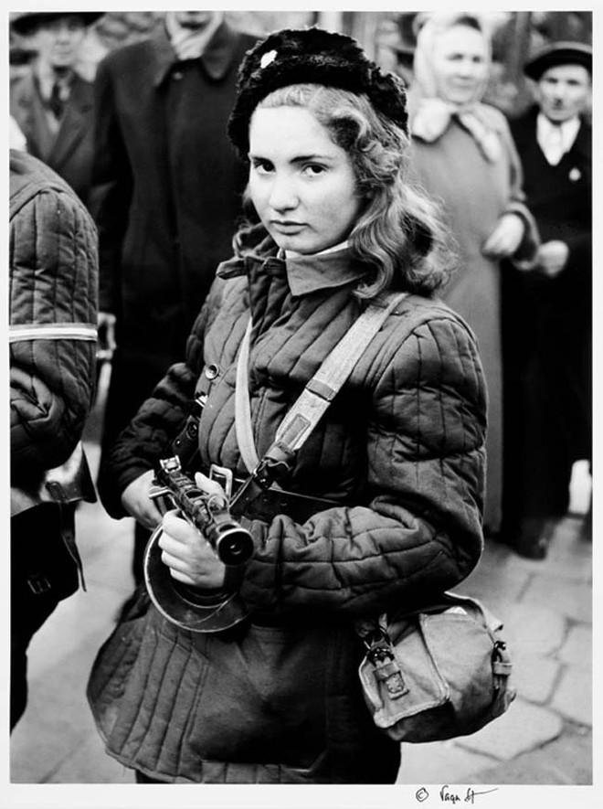47. Эрика — 15-летняя девушка-боец, участница Венгерского восстания против просоветского режима народной республики. Октябрь 1956 года.