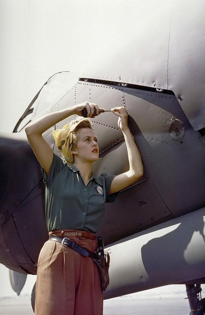 49. Сотрудница компании Lockheed работает над самолетом Локхид P-38 «Лайтнинг». Бербанк, Калифорния, 1944 год.