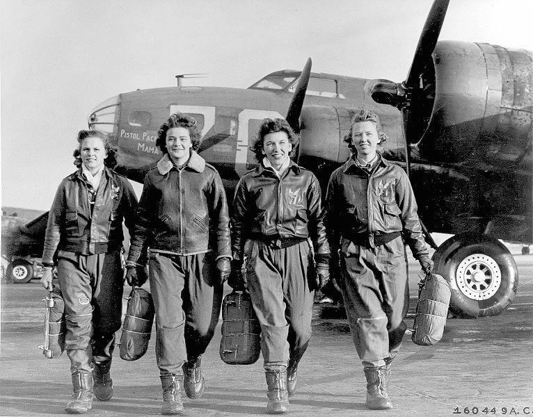 51. Женщины-пилоты только что вышли из самолетов В-17. Ок. 1941-1945 гг.