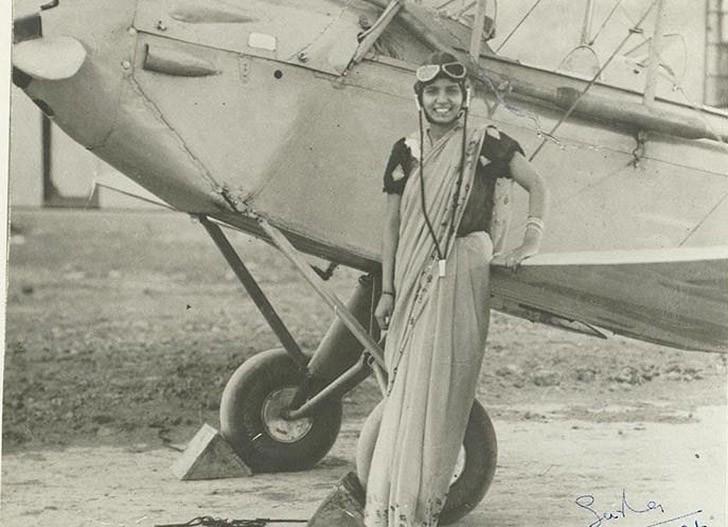 52. 21-летняя Сарла Такрал — первая индийская женщина, получившая лицензию пилота. 1936 год.