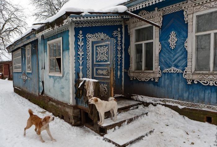 В пгт. Климово Брянской области находится удивительный резной дом.