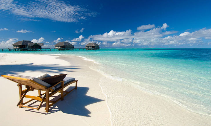Ожидание — расслабиться на волшебном пляже на Мальдивах.