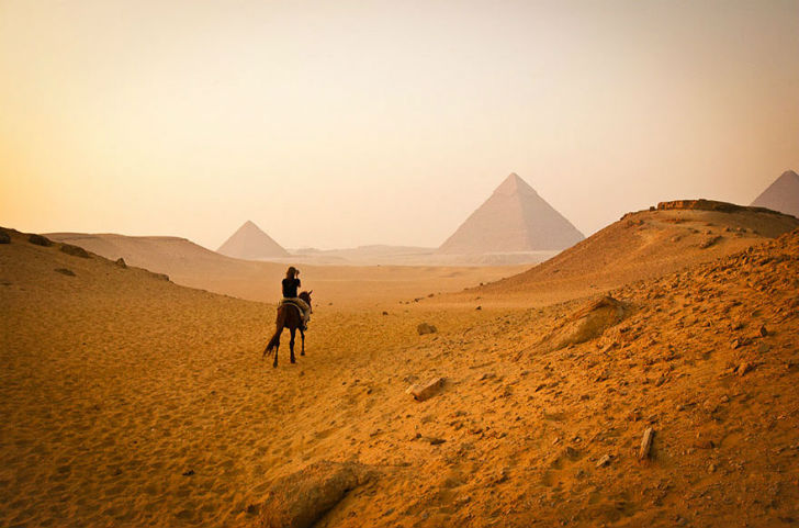 Ожидание — почувствовать атмосферу древности и таинственности у пирамиды Хеопса.